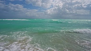 Dalgaları yarıp geçmek, denizde sörf yapmak. Dalga kesicisi. Okyanus hareket halinde. Manzaralı deniz plajı. Cennet okyanus manzarası. Köpüklü okyanus. Egzotik okyanus. Açık deniz sahili ufku. Yazın rahatlatıcı dalgalar