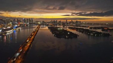 Miami Beach City 'de gece dramatik bir gökyüzü. Alacakaranlıkta Miami sahilinde. Miami Sahili ve şehir manzarası. Miami Beach 'in sahil şeridi, gece çekimi. Amerikan şehri