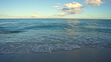 Okyanus dalgaları arka planı. Tropik okyanus dalgaları. Mavi deniz manzaralı. Köpüklü sahil şeridi. Kumsal sahili arka planı. Yaz seyahati ve tatil. Mavi deniz dalgası