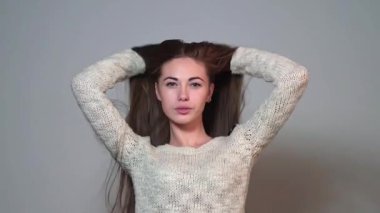Doğal uzun saçlı güzel kadın. Çok uzun kahverengi saçlı. Uzun saçlı kadın uzun saçlarını sallıyor. Uçan Saçlı Kız. Saç stili olan güzel bir model portresi.