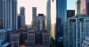 Yüksek gökdelenleri olan Los Angeles gökdelenleri. Şehir merkezinde gökdelenleri olan Los Angeles 'ın havadan görüntüsü. Los Angeles ufuk çizgisinin panoramik bir görüntüsü. Los Angeles şehir merkezi. İHA 'dan LA' ya