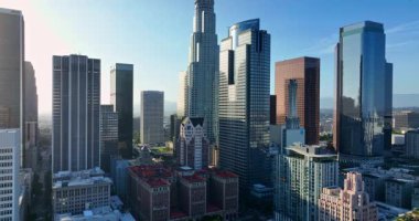 Los Angeles siluetinin ikonik bir görüntüsü. Amerikan Los Angeles şehri. Los Angeles manzarası. Yüksek gökdelenleri olan Los Angeles gökdelenleri. Gökdelenli Los Angeles 'ın havadan görünüşü. Los Angeles silüeti