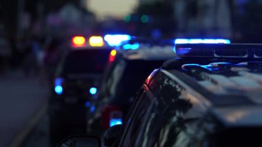 Polis arabasının ışıkları yanıp sönüyor. Gece suç mahalli. Devriye aracı dışarıda. Acil durum ışıkları parlıyor. Polis sireni çalıyor. Polis arabası. Kanun adamı. Şehir gece devriyesi. Polis tutuklaması