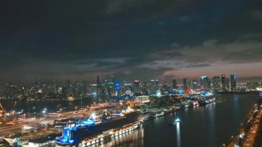 Miami Beach City 'de gece dramatik bir gökyüzü. Alacakaranlıkta Miami sahilinde. Miami Sahili ve şehir manzarası. Miami Beach 'in sahil şeridi, gece çekimi. Amerikan şehri