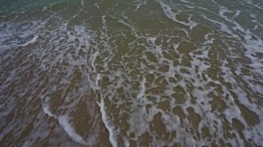 Okyanus dalgaları, yaz kıyı şeridi arka planı. Fırtınalı deniz dalgaları. Yaz denizi dalgası. Köpüklü okyanus dalgaları. Yaz okyanus esintisi. Rüya gibi yaz sahili geçmişi. Okyanus sıçrama dalgaları