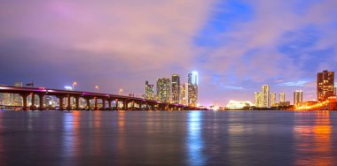 Miami ufuk çizgisinde gün batımı. Akşam Miami şehir merkezinde. Miami Florida 'daki gökdelenler. Miami 'de neon ışıkları