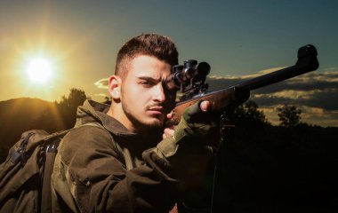 Ördek avlama süreci. Avcı adam lazer görüşüyle avlanıyor. Çarpışma görüşü. Avcı tüfekle. Kaçak avcı. Avcı adam silah tutuyor. Av tüfekli bir adam. Avlanma kavramı