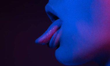 Dişilerin dil çıkarmasına yakın çekim. Makro dil yalama. Dilinle kadın ağzını kapat. Seksi dilli. Şehvetli yalama
