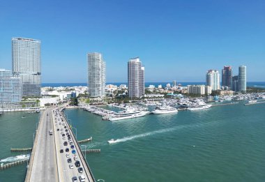 Miami plajı şehir manzarası. Miami yaz havası manzarası. Miami sahil şeridi. Güney Sahili Miami hava manzarası. Florida 'daki mavi okyanus silueti. Miamis şehir manzarası. Okyanus kıyısında. Amerika 'da yaz tatili