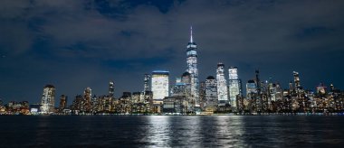 Manhattan gökdelenleri alacakaranlıkta. Işıklı New York manzarası. New York 'ta bir gece. NYC gece manzarası. Manhattan şehir merkezi. Alacakaranlıkta New York. Amerikan şehri. New York City silueti. NYC gökdelenleri