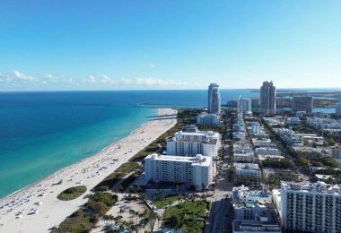 Ufuk çizgisi olan Miami Plajı hava aracı görüntüsü. Miami yukarıdan. Miamis 'in ünlü simgelerinin insansız hava aracı görüntüsü. Gökdelenleri olan South Pointe plajı. Miami şehri panoraması. Miami Sahili 'nin okyanus manzarası