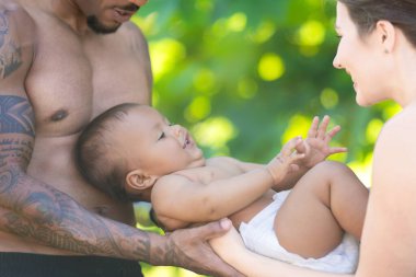 Karışık ırk ve çift ırklı bebek portresi. Çok ırklı bir aile. Melez çocuklu uluslararası aile annesi ve babası. Çift ırklı Afrikalı Amerikalı baba Kafkas anne ve Çift ırklı bebek