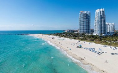 Ufuk çizgisi olan Miami Plajı hava aracı görüntüsü. Miami yukarıdan. Miami 'nin ünlü deniz manzaralı insansız hava aracı. Gökdelenleri olan South Pointe plajı. Miami şehri panoraması. Miami Sahili 'nin okyanus manzarası