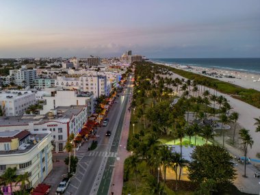 Miami şehir merkezinin gece lambasında manzarası. Meşhur Florida tatil beldeleri ve plajları. Miami 'de gece yarısı ışıkları. Miami 'nin liman manzarası. Gün doğumunda Miami 'nin hava görüntüsü. Neon Art Deco. Okyanus yolculuğu
