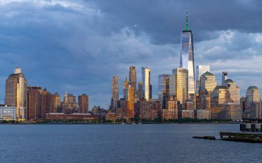 New York 'ta. Yükselen gökdelenleri olan New York gökdelenleri. Manhattan ve Hudson Nehri. New York 'un panoramik şehri. Şehir merkezindeki New York 'ta. New York silueti. New York simgesi