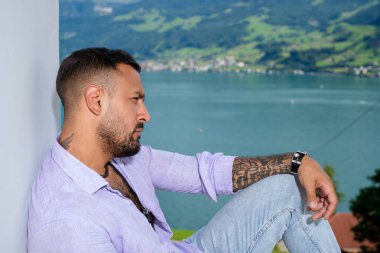 Kaslı bir adam dağ Alpleri civarında dinleniyor. Alp Gölü 'nde yakışıklı bir turist. Güçlü, seksi, üstsüz poz veren bir adam. Hayalperest, kaygısız bir gezgin. Açık havada insan özgürlüğü