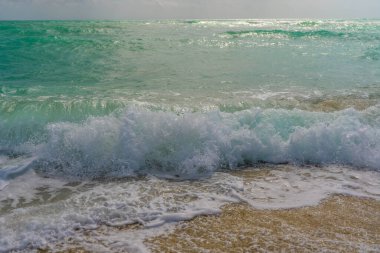 Güzel deniz deseni. Temiz su yüzeyi. Sakin okyanus hareketi. Dramatik fırtına dalgaları. Köpüklü dalga dokusu. Açık deniz sahnesi. Açık turkuaz deniz. Huzurlu tatil manzarası. Dalgalı okyanus tasarımı