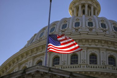 Birleşik Devletler bayrağı Kongre Binası 'nın üzerinde dalgalanıyor. Bayraklı hükümet binaları. Kongre Binası, Amerikan bayrağının yanında. Kongre. Amerikan bayrağı dalgalanıyor. Washington, DC 'deki Capitol Hill.