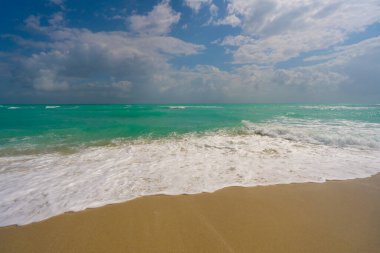 Deniz dalgaları. Yaz okyanusu hareketi. Okyanus dalgası arka planı. Derin mavi deniz plajı. Turkuaz dalga. Rüya gibi deniz plajı. Güzel deniz dalgaları