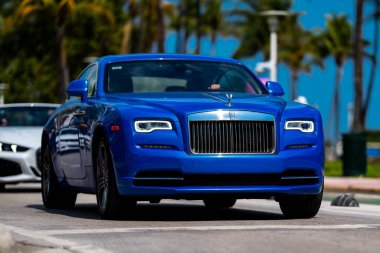 3 Nisan 2025. Miami mi? Rolls Royce lüks araba. Sokaktaki hayalet Rolls Royce. Özel lüks otomobil. Rolls Royce V12 motoru. Klasik Rolls Royce araba tasarımı.