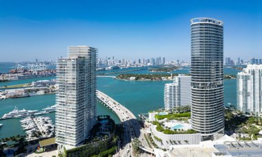 Miami Sahili ufuk çizgisi hava manzarası. Miami 'den İHA' ya. Tropik Miami manzarası. Miami bölgesi gökyüzü manzarası. Meşhur okyanus kıyısında. Panoramik kıyı şeridi. Güney sahili manzarası. Hava sahili