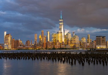 New York 'ta. Gökdelenleri olan New York şehri. New York City siluetinin panoramik görüntüsü. Manhattan silueti. New York ve Hudson Nehri. New York şehir merkezi. New York gökdelenleri. Manhattan ve Brooklyn