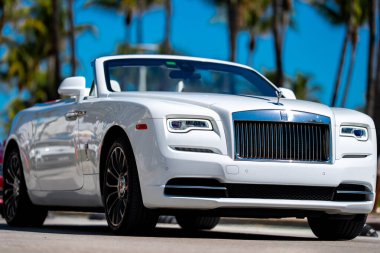 3 Nisan 2025. Miami mi? Rolls Royce lüks araba. Sokaktaki hayalet Rolls Royce. Özel lüks otomobil. Rolls Royce V12 motoru. Klasik Rolls Royce araba tasarımı.