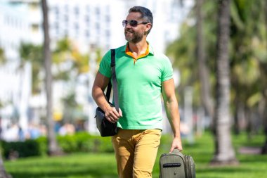 40 'lı yılların yolcusu. Bahar tatilindeki turist. Bahar gezisi için yolcuların bavulları. Yaz turu. Tropik bir kaçamak. Bahar tatili. Bir gezgin yaz gününün tadını çıkarır. Bahar gezisi