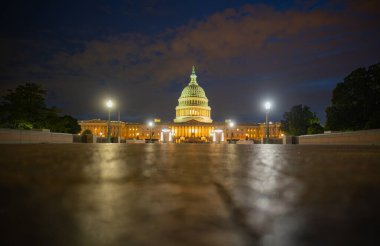 Washington, DC 'de. Meclis Binası. Capitol simgesi. Amerikan demokratik sisteminin Meclis Anıtı. Gökyüzü arka planındaki Capitol Kubbesi. Washington, D.C. Amerikan Başkenti