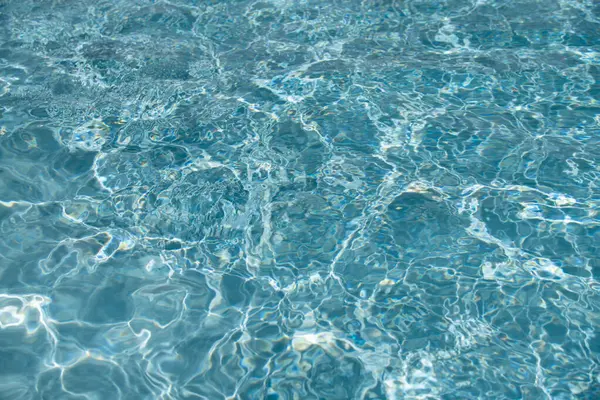 Su altyapısı. Mavi su, dalgalar ve röfleler. Su yüzeyinin dokusu ve fayanslı alt