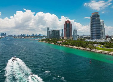 Miami Beach City tepeden. Yukarıdan Güney Sahili. Sahil şeridinin insansız hava aracı. Miami kıyılarında gökdelenler var. Miami manzaralı havadan şehir manzarası