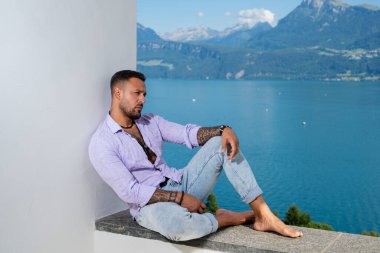 Dağ Alpleri 'ndeki İspanyol seksi adam. Alp Gölü 'nde yakışıklı bir turist. Yazın poz veren güçlü, seksi bir adam. Hayalperest, kaygısız bir gezgin. Açık havada insan özgürlüğü