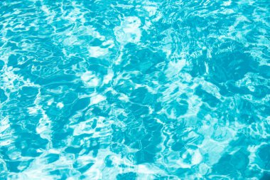 Yüzme havuzunda yırtık su. Mavi yüzme havuzunun yüzeyi, suyun arka planı