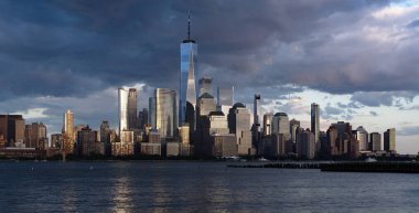 New York 'ta. Gökdelenleri olan New York şehri. New York City siluetinin panoramik görüntüsü. Manhattan silueti. New York ve Hudson Nehri. New York şehir merkezi. New York gökdelenleri. Manhattan ve Brooklyn