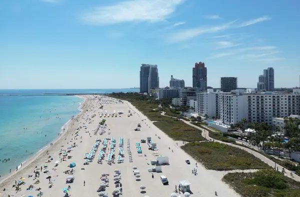 Miami Beach silueti. Miami 'nin kumlu plajları. Miamis 'in ünlü simgeleri. Gökdelenleri olan South Pointe plajı. Miami şehri panoraması. Miami ufuk çizgisi ve okyanus. Güney Florida. Canlı Güney Sahili