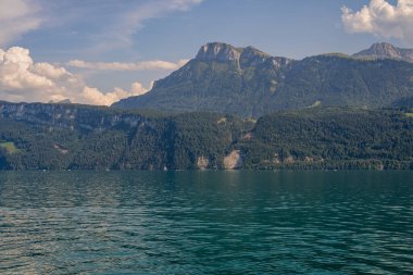 Alp dağları ve İsviçre 'deki gibi. İsviçre 'de Alpler doğası. İsviçre Alpleri. Alplerdeki cennet gibi dağ manzarasının panoramik görüntüsü. İsviçre göllerinin doğası. İsviçre manzarası
