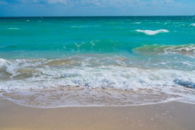 Sahne arkası manzarası. Seyahat cenneti. Suyun üzerinde sıcak güneş ışığı. Kristal kadar berrak tropik bölgeler. Plaj duvar kâğıdı. Okyanus fırtınası güzeli. Idyllic sahil inzivası. Taze deniz esintisi. Koyu mavi deniz