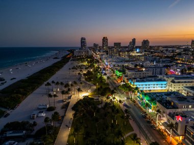 Miami şehir merkezinin gece lambasında manzarası. Güney Sahili 'ndeki tropik cennet. Miami 'de gece yarısı ışıkları. Miami ufuk çizgisinin rıhtım manzarası. Gün doğumunda Miami 'nin hava görüntüsü. Neon Art Deco. Okyanus