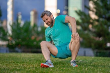 Antrenmandan sonra dizim kırıldı. Koşu sırasında bacağım ağrıyor. Dizini tutan yaralı bir adam. Koştuktan sonra bacakları ağrıyor. Dizinden yaralanan bir adam. Antrenman bacak ağrısı. Koşu diz travmasına yol açıyor. Bacak ağrısı.