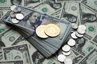 Para ve para tasarrufu. Bitcoin, dolar ve altın külçeleri. Para biriktiriyorum. Dolar ve altın külçeleri. Banknotlar ve altın. Amerikan doları. Amerikan bankacılık ve birikimleri. Depolama parası kaydediliyor