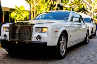 3 Nisan 2025. Miami mi? Rolls Royce lüks araba. Sokaktaki hayalet Rolls Royce. Özel lüks otomobil. Rolls Royce V12 motoru. Süper araba sürüşü. Klasik Rolls Royce araba tasarımı.