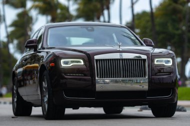 3 Nisan 2025. Miami mi? Rolls Royce lüks araba. Sokaktaki hayalet Rolls Royce. Özel lüks otomobil. Rolls Royce V12 motoru. Süper araba sürüşü. Zarif Rolls Royce Hayalet