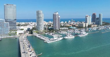 Miami plajı şehir manzarası. Miami yaz havası manzarası. Miami sahil şeridi. Güney Sahili Miami hava manzarası. Florida 'daki mavi okyanus silueti. Miamis şehir manzarası. Okyanus kıyısı