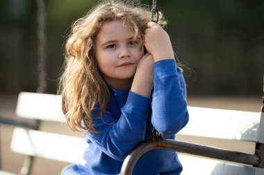 Çocuk hayalleri. Sarışın çocuk barışçıl düşünüyor. Küçük hayalperest. Çocuk hayal etme konsepti. Açık hava çocuk portresi. Hayalci çocuk suratı. Çocukların rüya gibi ifadesi. Çocuklar ilham kaynağıyla yüzleşir. Sarışın çocuklar.