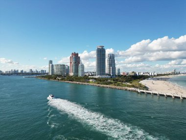 Miami Sahili ufuk çizgisi hava manzarası. Miami 'den İHA' ya. Tropik Miami manzarası. Miami bölgesi gökyüzü manzarası. Meşhur okyanus kıyısında. Panoramik kıyı şeridi. Güney sahili manzarası. Hava sahili
