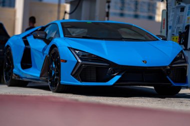 3 Nisan 2025. Miami mi? Lambo konsepti. Lamborghini caddedeki süper araba. Lamborghini süper arabası. Lambo tasarımı. Lamborghini Huracan spor arabası. Supercar Lamborghini yakın plan. V12 motor. Lüks araba.