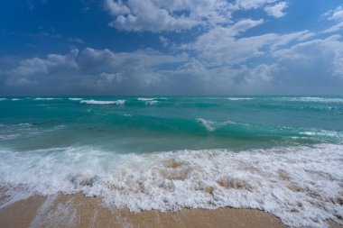 Sakin deniz dalgası hareketi. Yaz deniz esintisi. Deniz doğası arka planı. Huzurlu bir tatil yeri. Rüya gibi okyanus ufku. Sahil cenneti duvar kağıdı. Deniz köpüğü dalgaları. Manzaralı tropikal seyahat