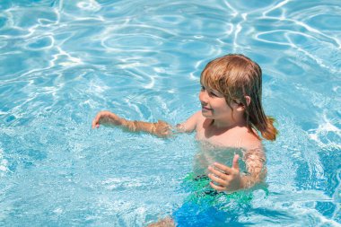 Yaz günü havuzda bir çocuk. Çocuklar yüzme havuzunda oynuyor. Çocuklar tatil ve tatil konsepti