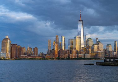 New York 'ta. Gökdelenleri olan New York şehri. New York City siluetinin panoramik görüntüsü. Manhattan silueti. New York ve Hudson Nehri. New York şehir merkezi. New York gökdelenleri. Manhattan ve Brooklyn