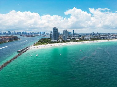 Miami Beach, Florida, Birleşik Devletler. Güneşli bir günde Miami 'nin insansız hava aracı çekimi. Miami Plajı, harika binalar manzarası. Miami Sahili 'nin havadan görünüşü, Güney Sahili, ABD